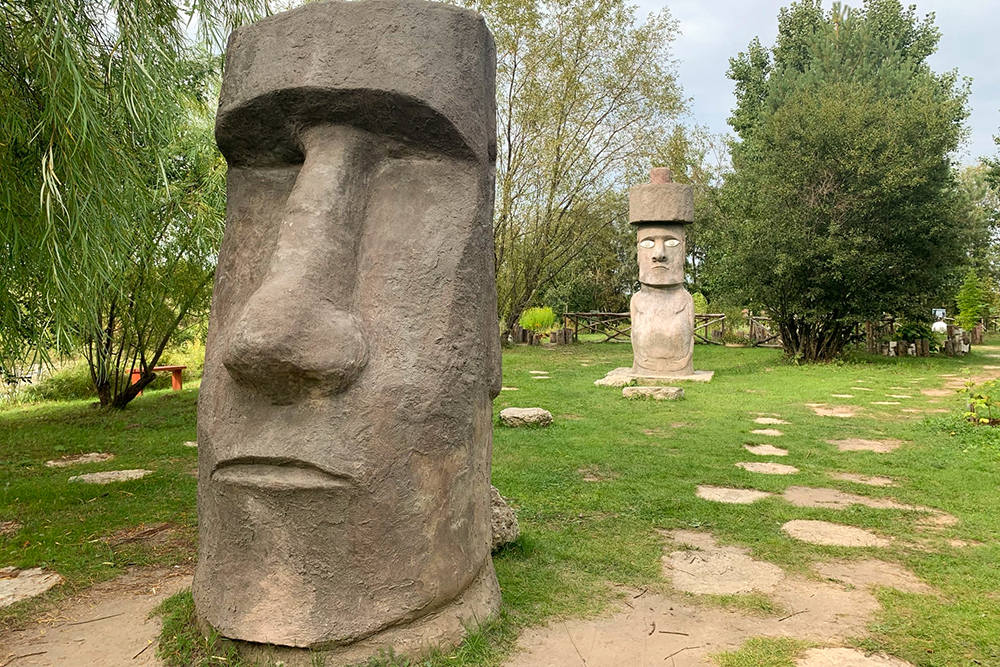 Местные статуи моаи. Фото: Ольга Чудинова