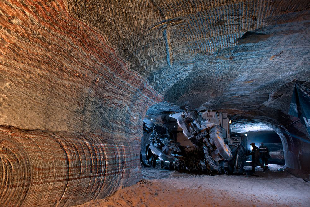 Так выглядят шахты. Породу добывают при помощи горнопроходческого комбайна. Источник: uralkali.com