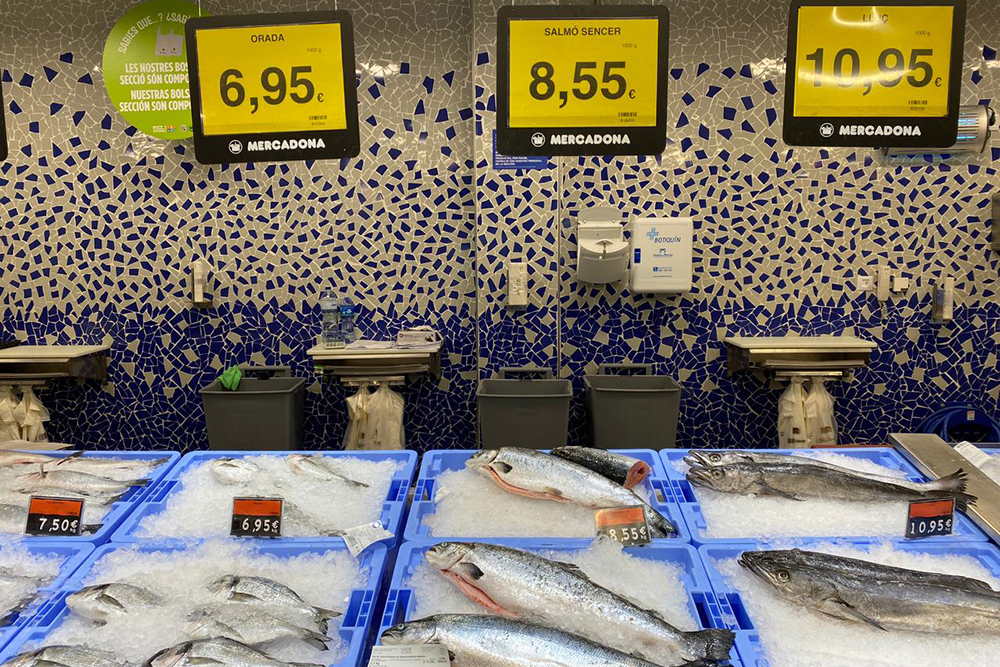 Рыба, цена указана за килограмм. Здесь же ее разделывают и чистят, но взвешивают заранее, то есть указана цена за килограмм целой рыбы с кучей несъедобных частей