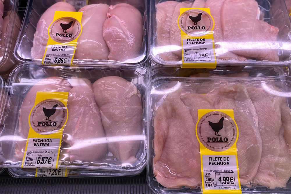 Аналогично с курицей: чем больше объем, тем дешевле. Слева цена куриной грудки — 5,5 € за кг, а справа за филе — уже 7,25 €
