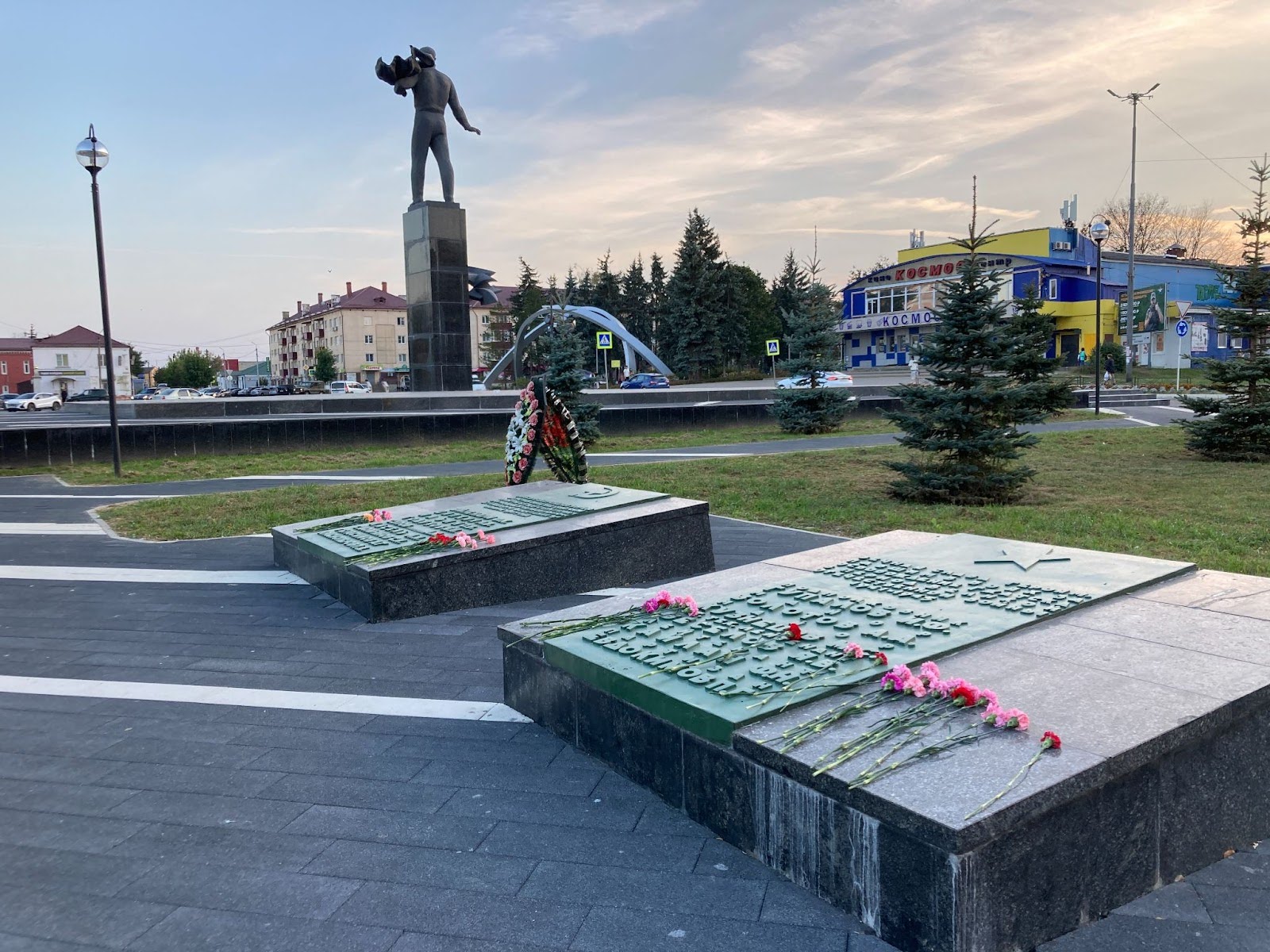 За памятником мемориалы Гражданской и Великой Отечественной войн