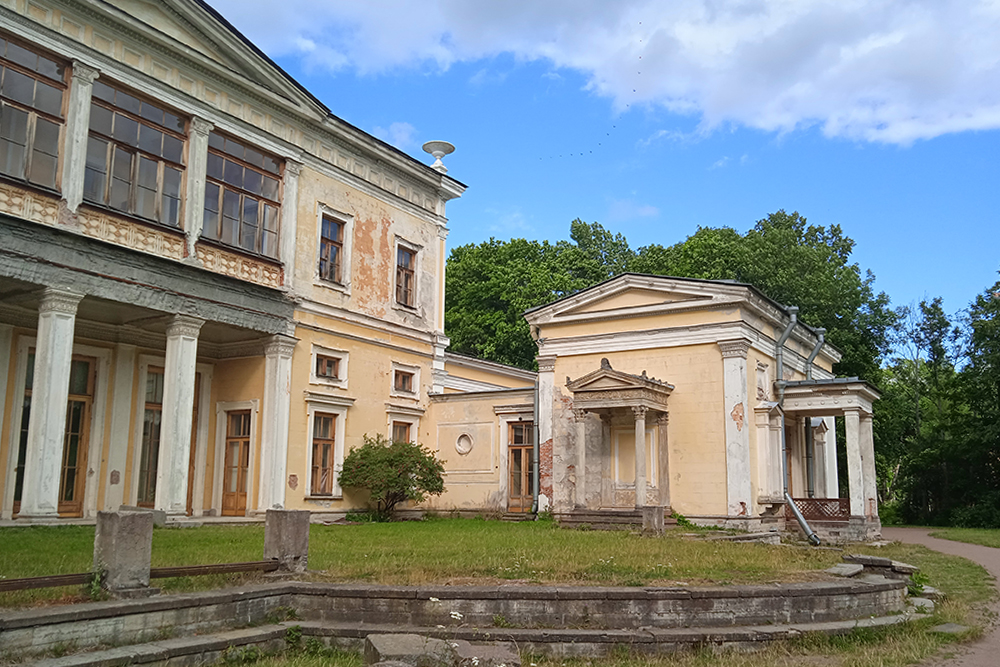 Территория дворца Лейхтенбергских открыта для посещения, но в здание попасть не получится