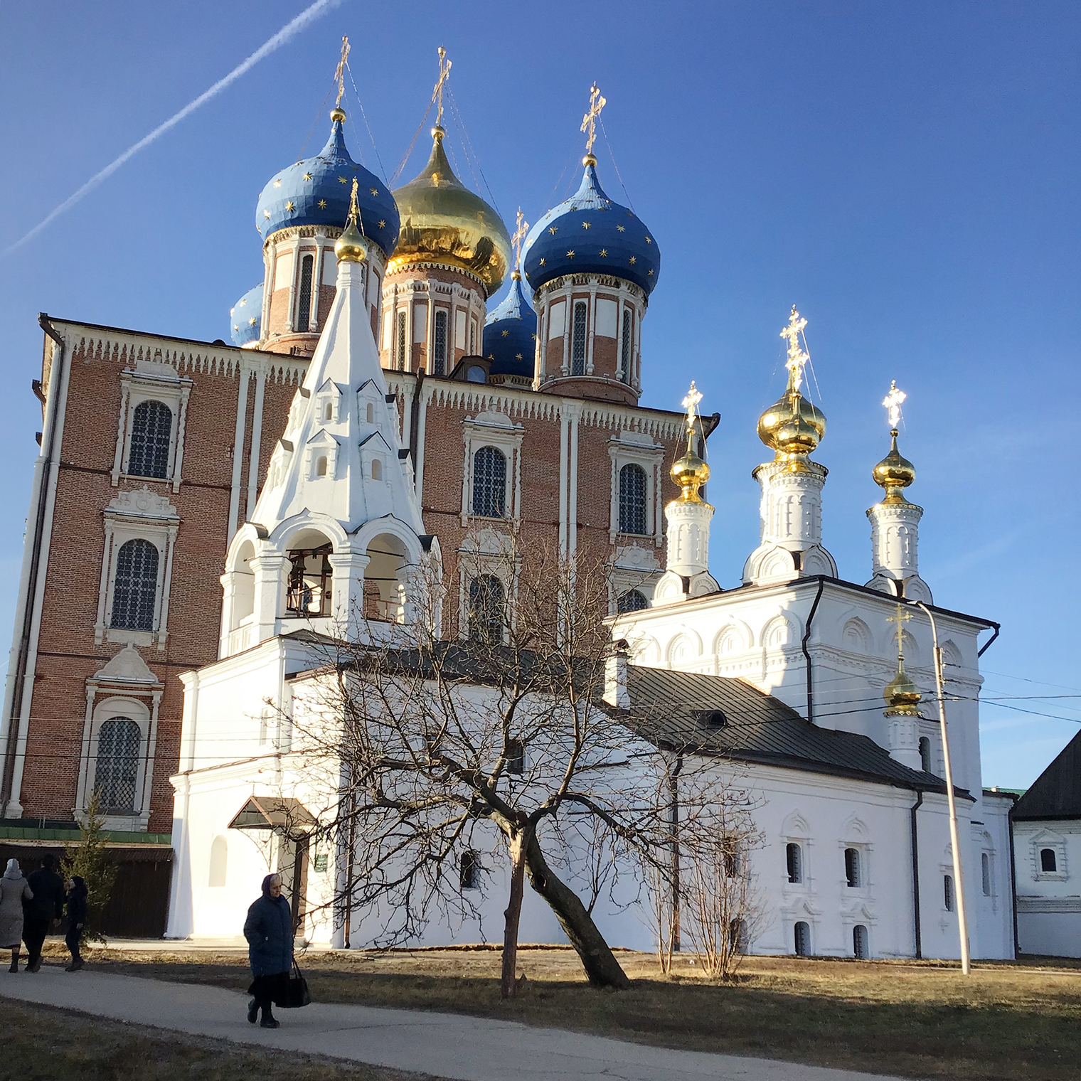 Церковь Богоявления и Успенский собор на территории Рязанского кремля