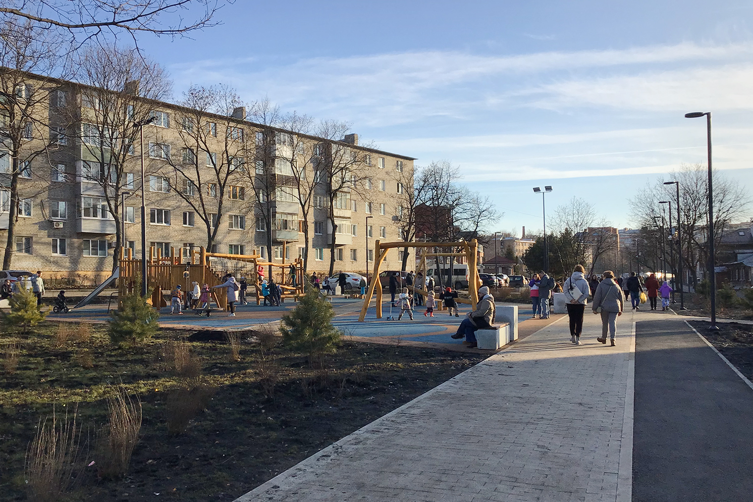 Туристам с детьми рекомендую прогуляться от кремлевского вала в сторону проезда Речников или улицы Свободы. Там будет большая детская площадка