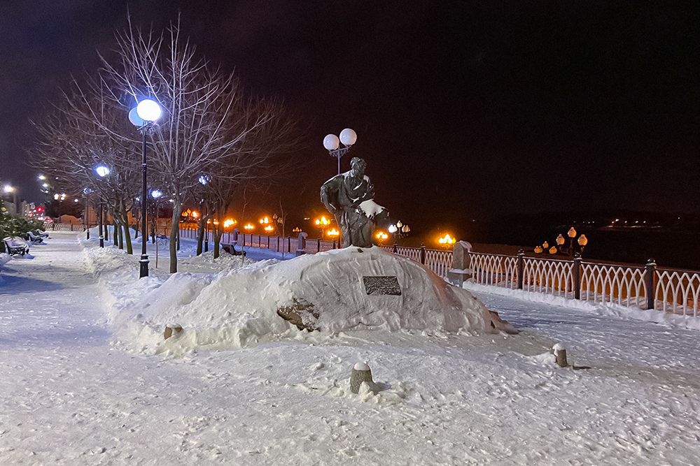 Памятник бурлаку зимой