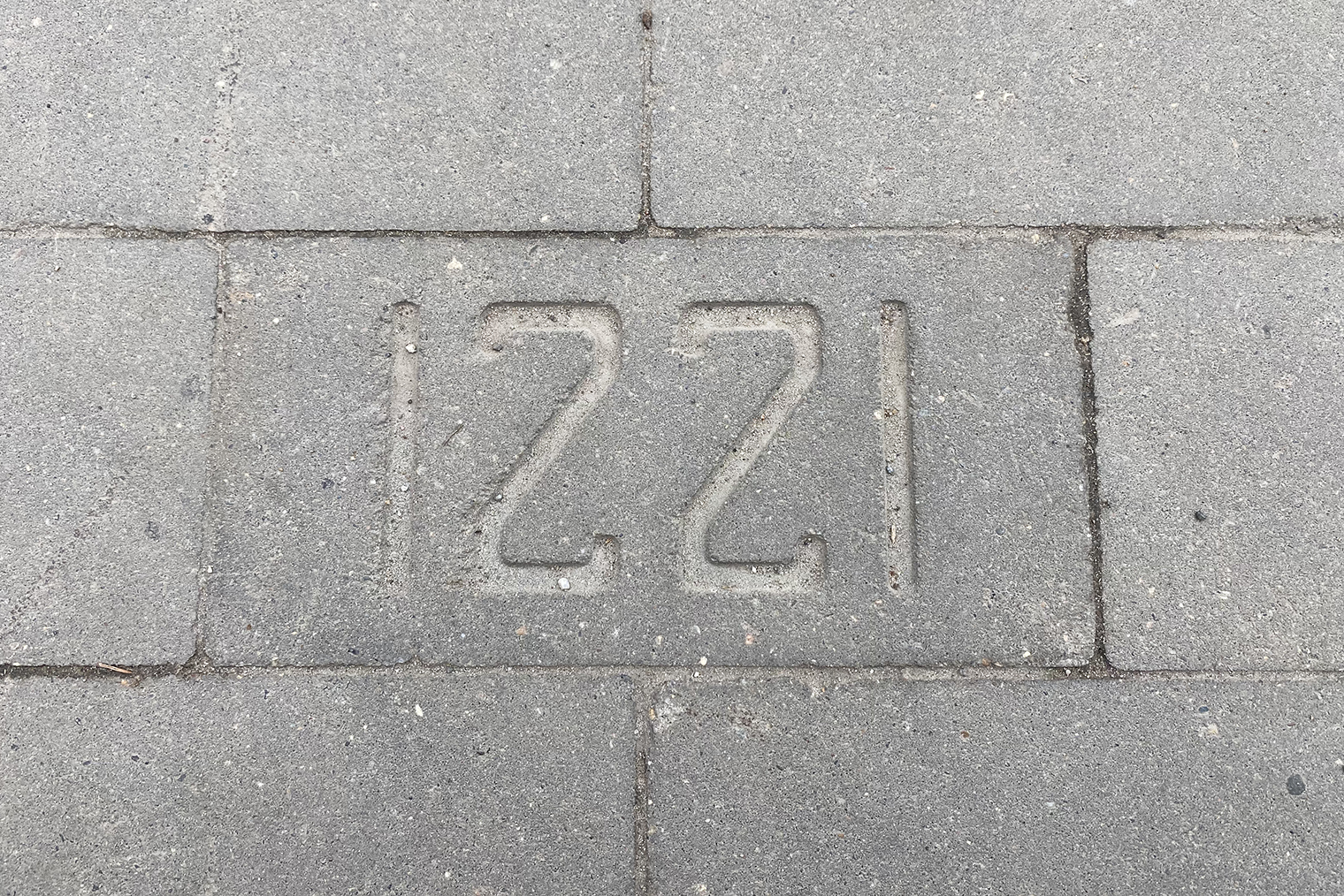 Кирпич на тротуаре с годом основания города — 1221