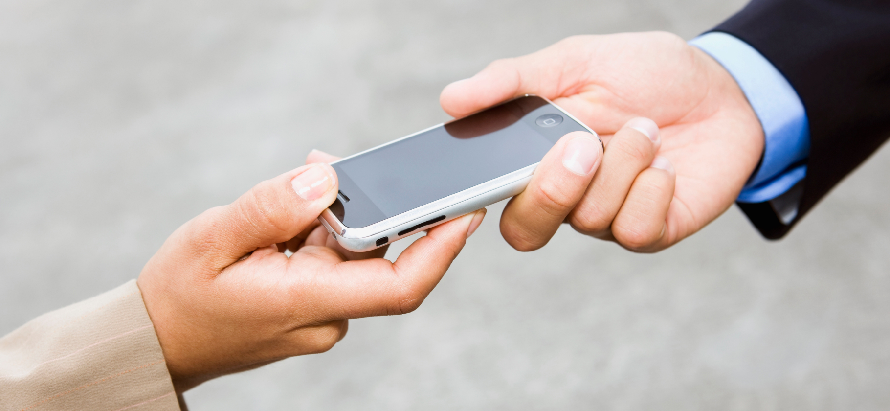 «Аж в настоящих людей поверила»: 5 историй о том, как потерянные телефоны нашлись