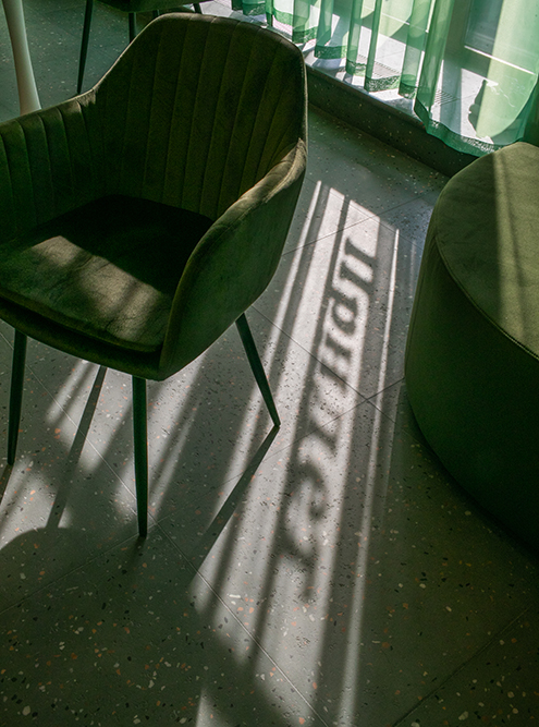 Мебель подбирали в стиле 70⁠-⁠х. Например, вот кресло на втором этаже