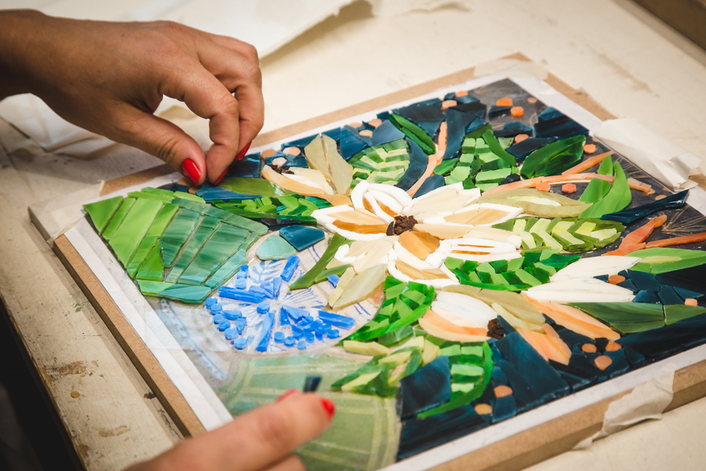 Пример работы ученика — мозаика из витражного стекла 35 на 35 см