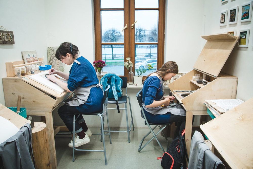 Ученики занимаются за специальными столами, на которых удобно расставлять материалы и инструменты