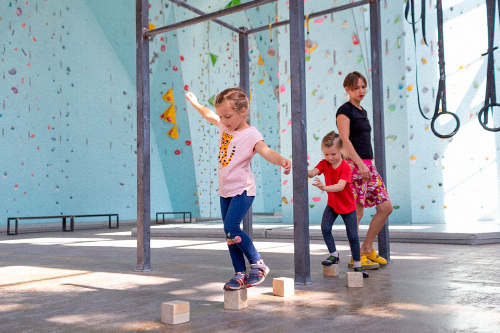 С помощью такого упражнения в детской секции развивают координацию и баланс. Фото: Анна Калинина