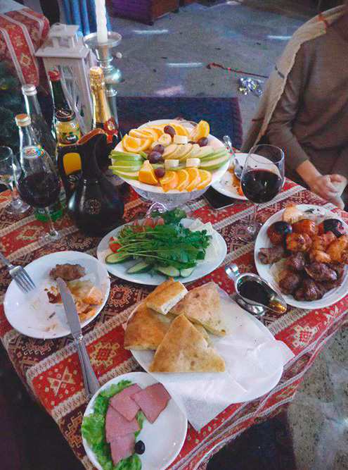 Новый год в Дагестане — семейный праздник, его обычно отмечают дома. Ночью в Дербенте работало только несколько ресторанов