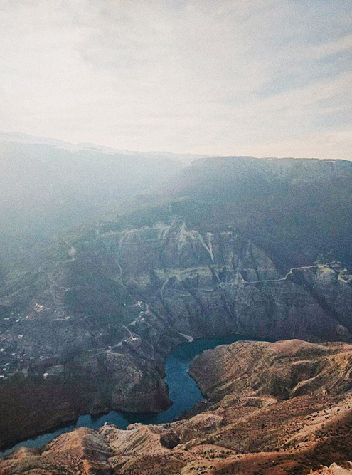 Ехать на Сулакский каньон нужно в солнечную погоду. Зимой и осенью его часто закрывает густая дымка