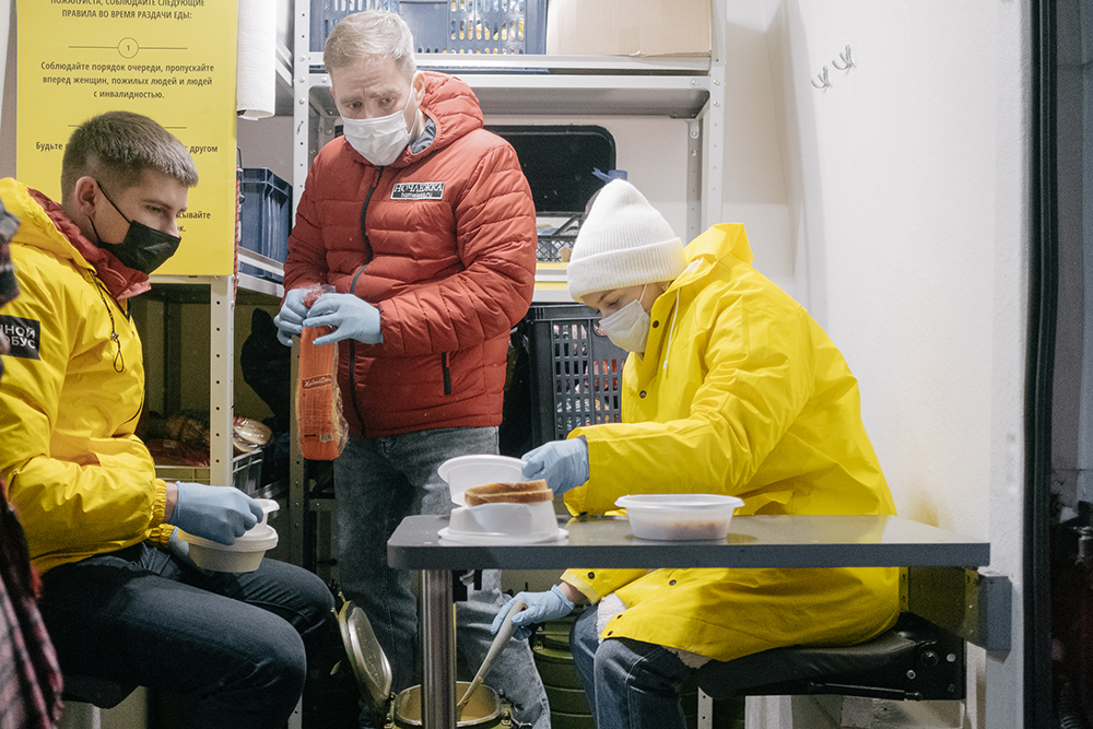 В Москве и Петербурге «Ночлежка» запустила «Ночной автобус», волонтеры которого раздают нуждающимся горячую еду и средства гигиены