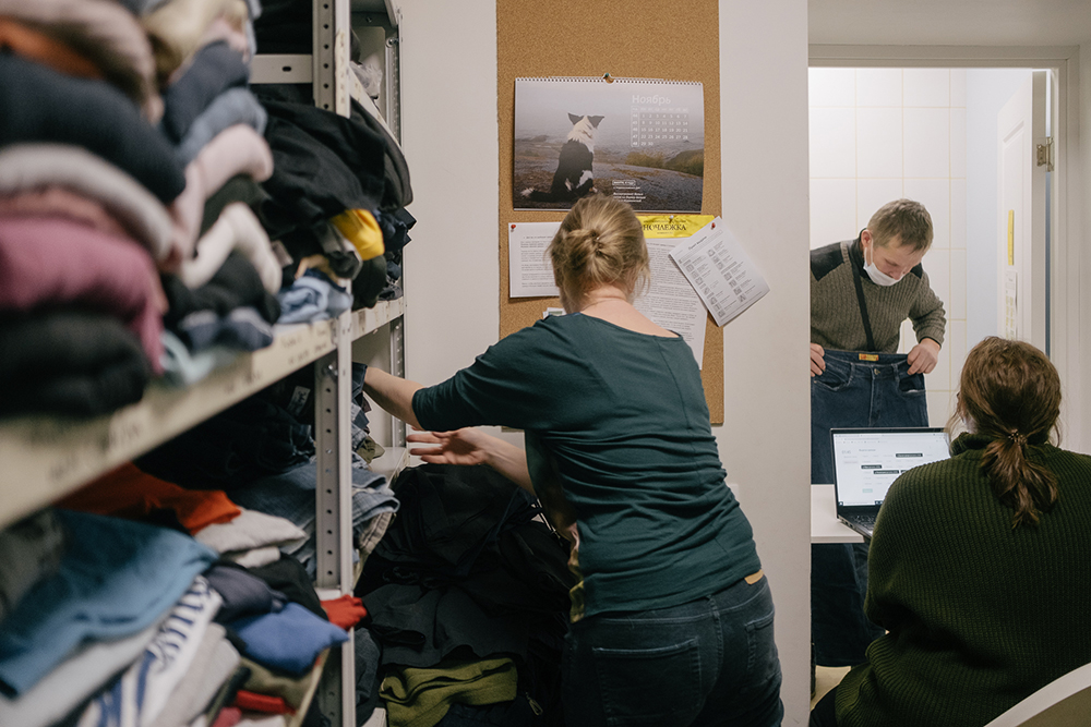 Благодаря чистой и опрятной одежде бездомные могут устроиться на работу