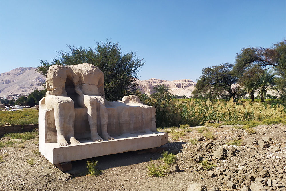 Уцелевшее изваяние на территории поминального храма Аменхотепа III