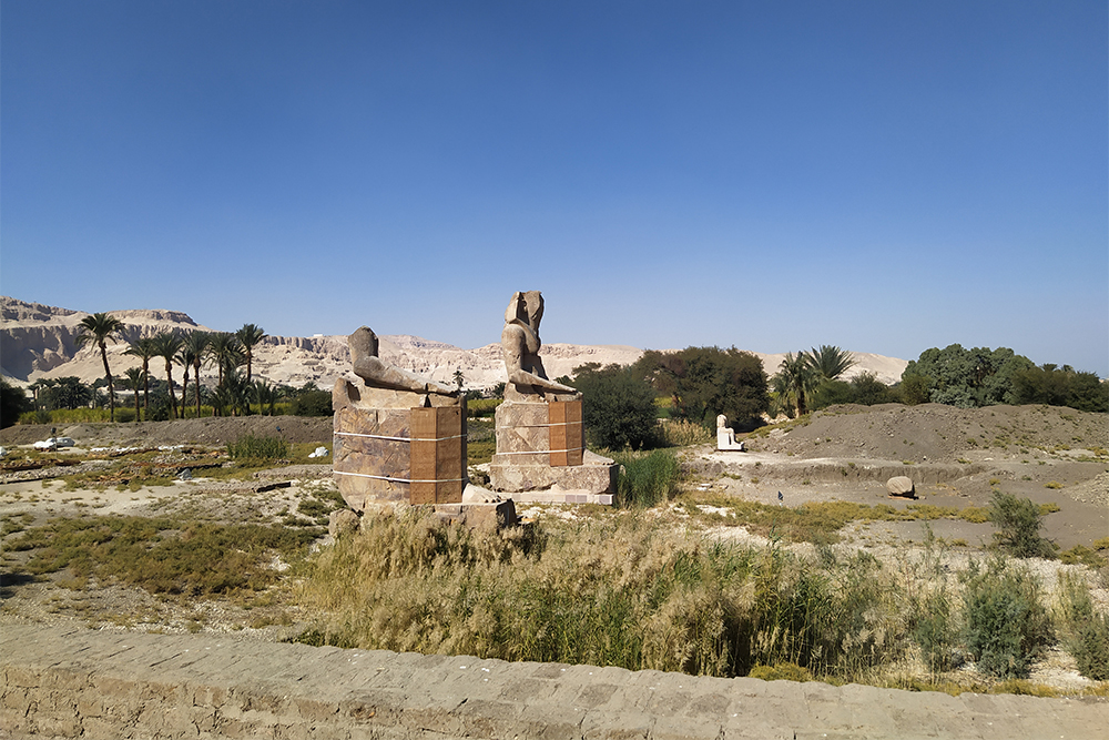 Скульптуры, собранные из обломков, на территории поминального храма Аменхотепа III