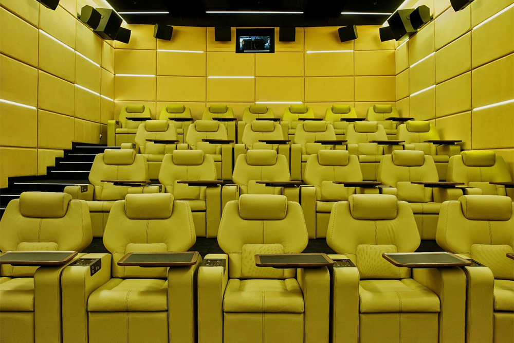 Мой зал был полностью желтым. «Миньоны» смотрелись бы в нем очень атмосферно. Источник: cinema.moscow