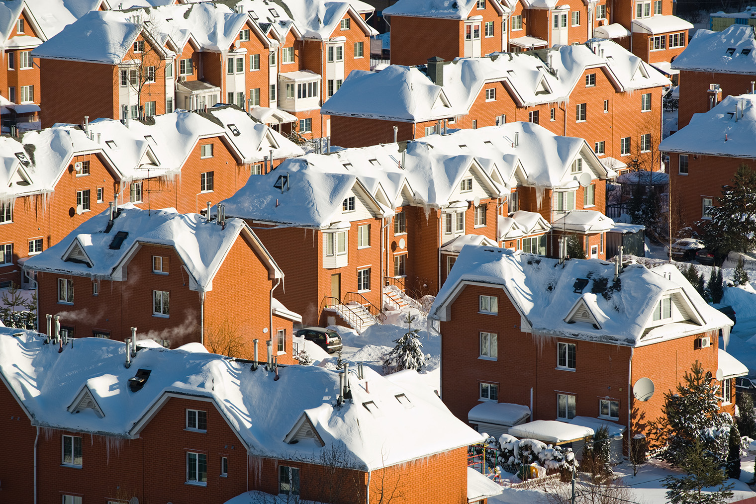 Есть целые поселки, застроенные таунхаусами разных форматов. © Ilyas Kalimullin / Shutterstock / FOTODOM