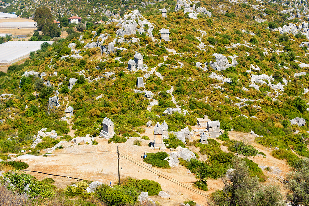 Вид с крепости Симены на кладбище с ликийскими гробницами — только там я видел их так много в одном месте