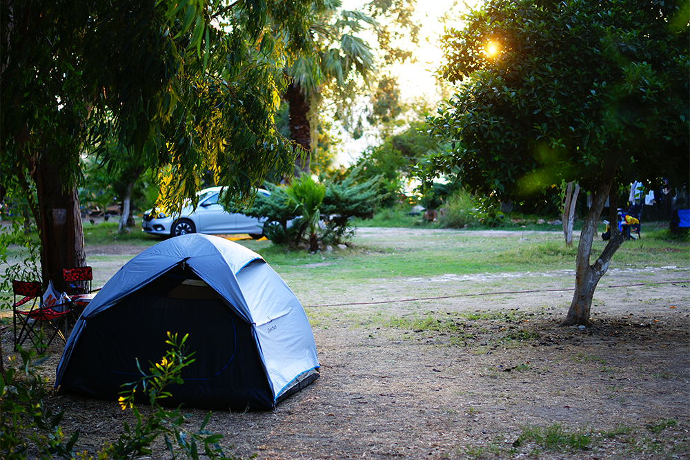 В кемпинге Andriake под Демре большая территория и есть высокие деревья, в тени которых можно поставить палатку. Однажды мне пришлось установить ее на открытом месте — утром солнце нагрело палатку, и внутри стало жарко и душно