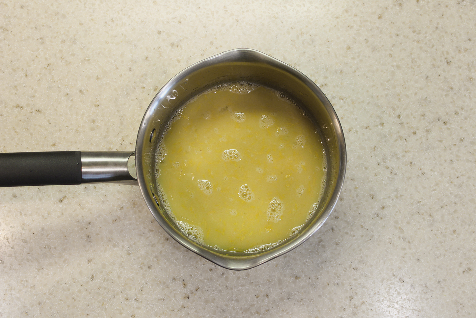 Лимонный сок, желтки, сахар и цедра отправляются на плиту