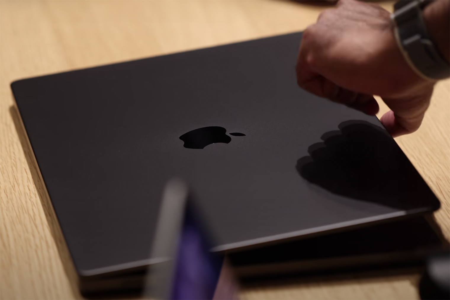 Так выглядит черный MacBook Pro 16 вживую — фото с демостенда в день презентации. Источник: ютуб⁠-⁠канал Marques Brownlee