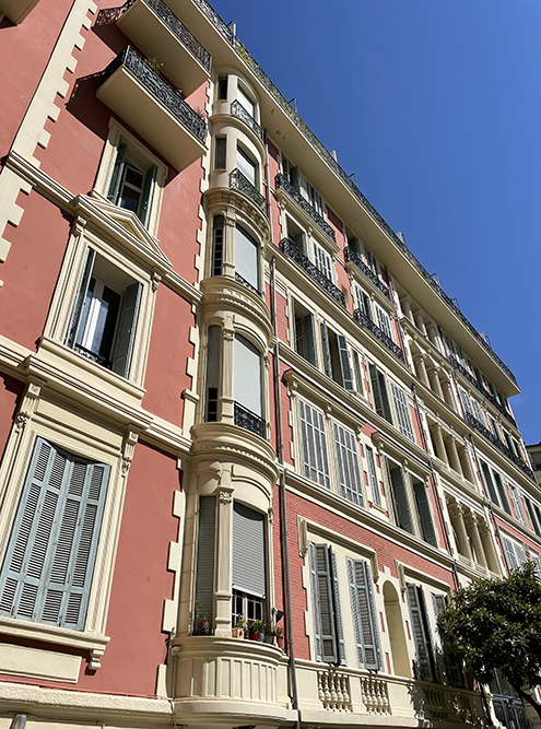 Квартира находится в историческом доме в центре Ниццы