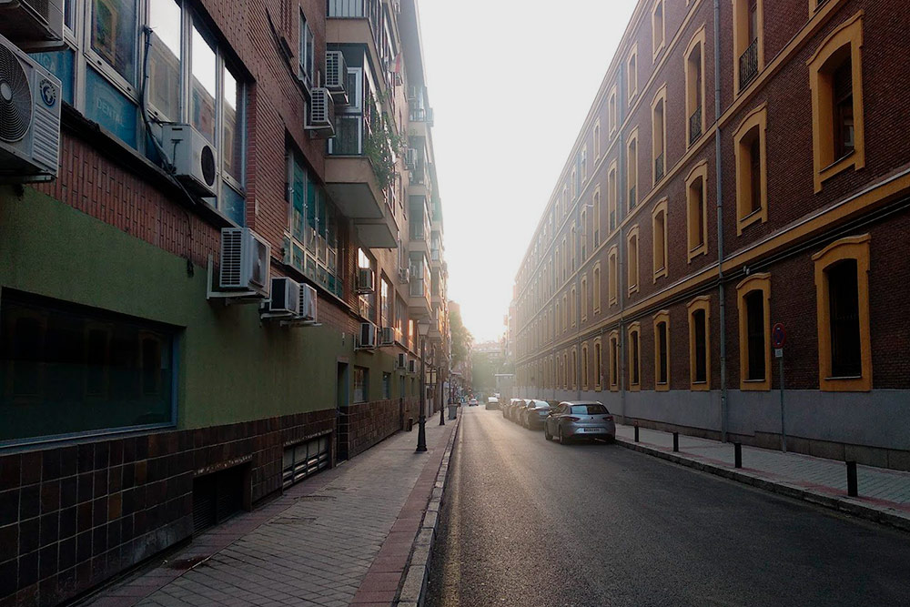 А вот так выглядит улица, где я живу. Здание напротив принадлежит Гражданской гвардии — одному из полицейских формирований Испании, поэтому здесь очень спокойно и видеокамеры на каждом углу