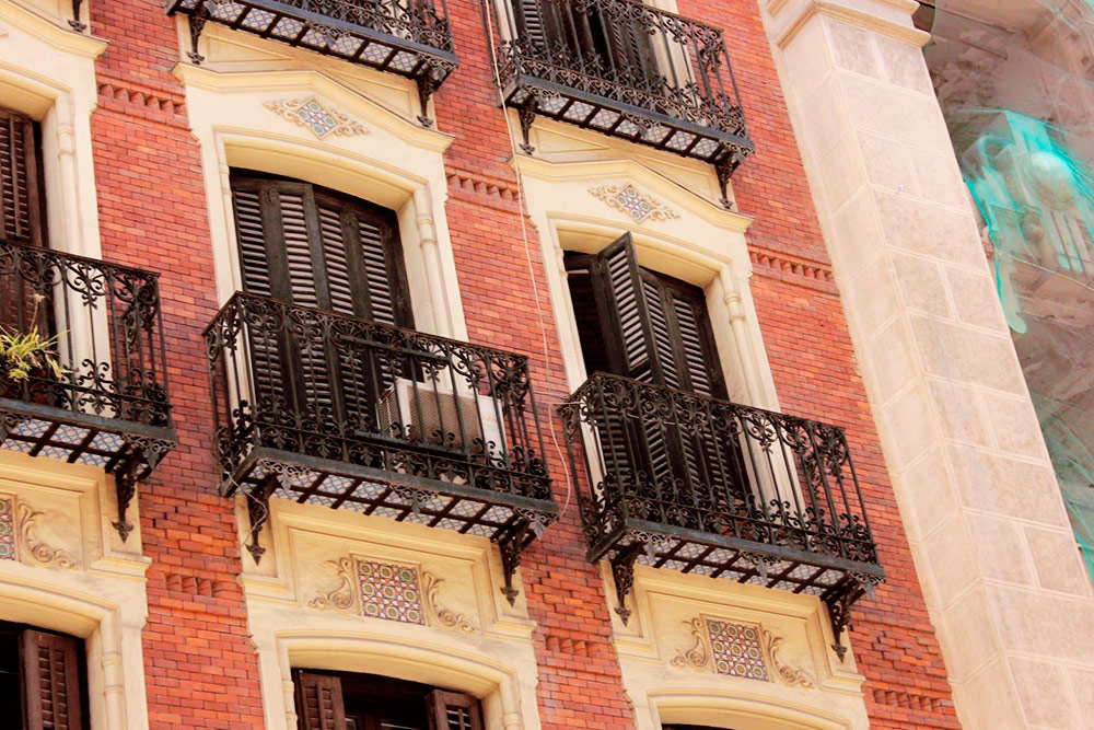 За красотой в Мадриде даже не нужно никуда ходить — достаточно просто поднять голову и посмотреть на балконы жилых домов