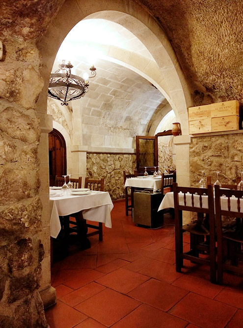 Зато внутри выглядят как обеденный зал средневекового замка, где подают вкуснейшую баранину и домашнее вино. Средняя цена за обед с человека — 25—35 €