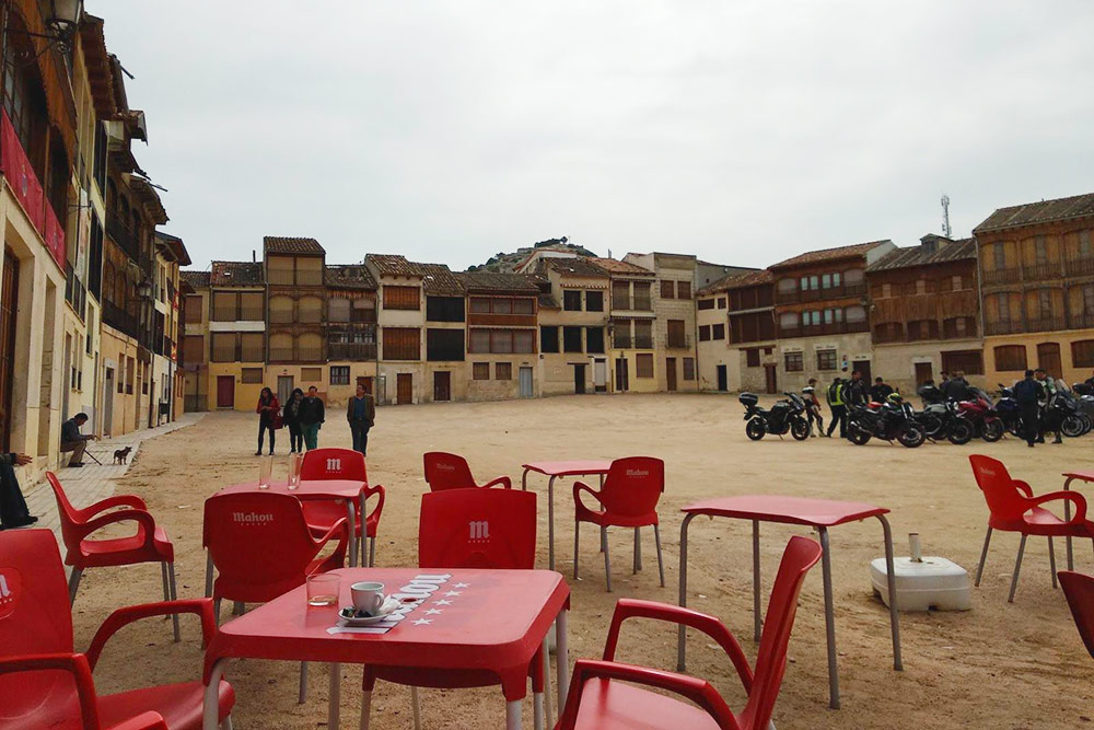 Уютную городскую площадь Пеньяфьеля с песком вместо брусчатки окружают аутентичные старинные домики