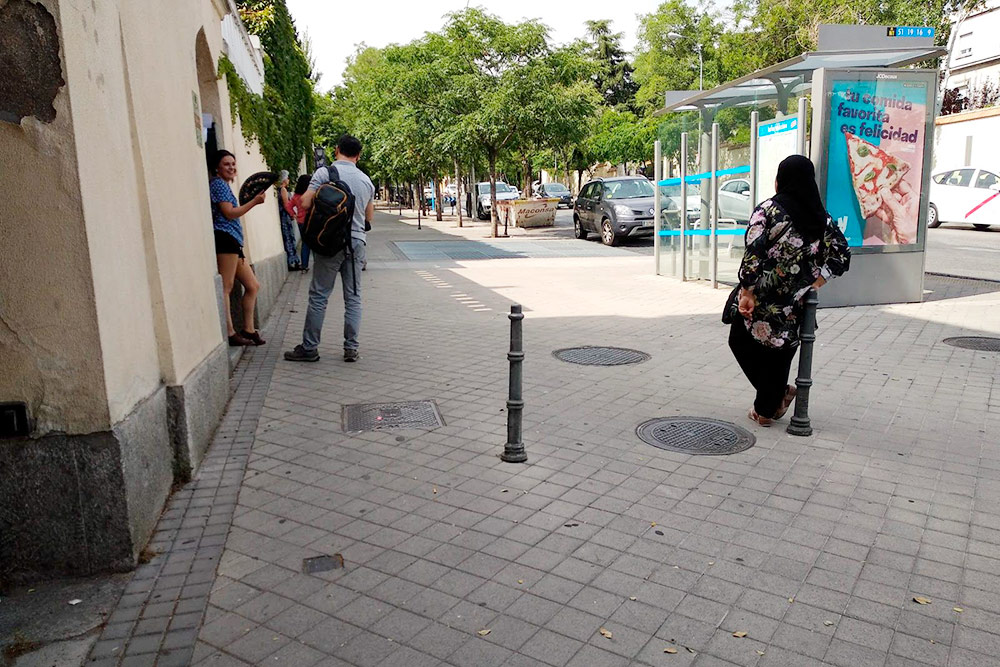 Странности в проектировании остановок встречаются не только в России: когда на улице плюс сорок, автобуса куда комфортнее дожидаться в тени от соседнего здания