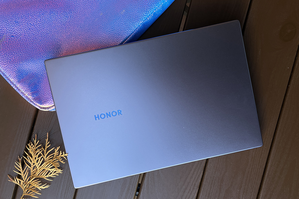 Крышка ноутбука смотрится сдержанно, но не скучно благодаря синему анодированию кромки и логотипа. Корпус выполнен из металла