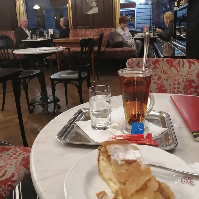Чай и торт в моем любимом кафе Sperl стоили 7 € (553 ₽). Воду везде приносят бесплатно