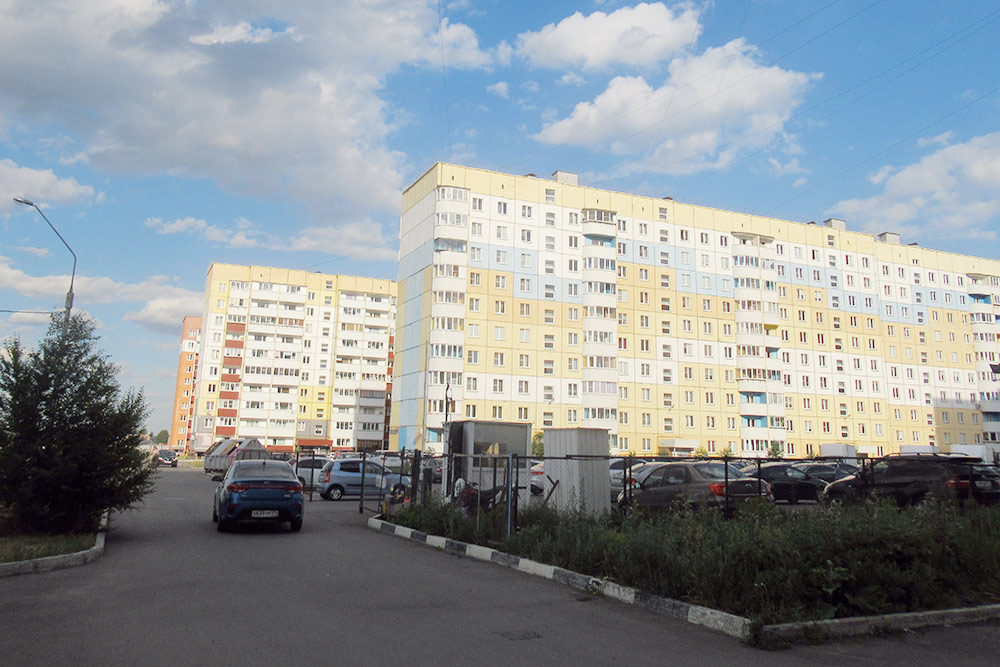 Новые дома в 147-м и 148-м микрорайонах. Квартиру под черновую отделку здесь можно купить даже за 1,2 млн рублей
