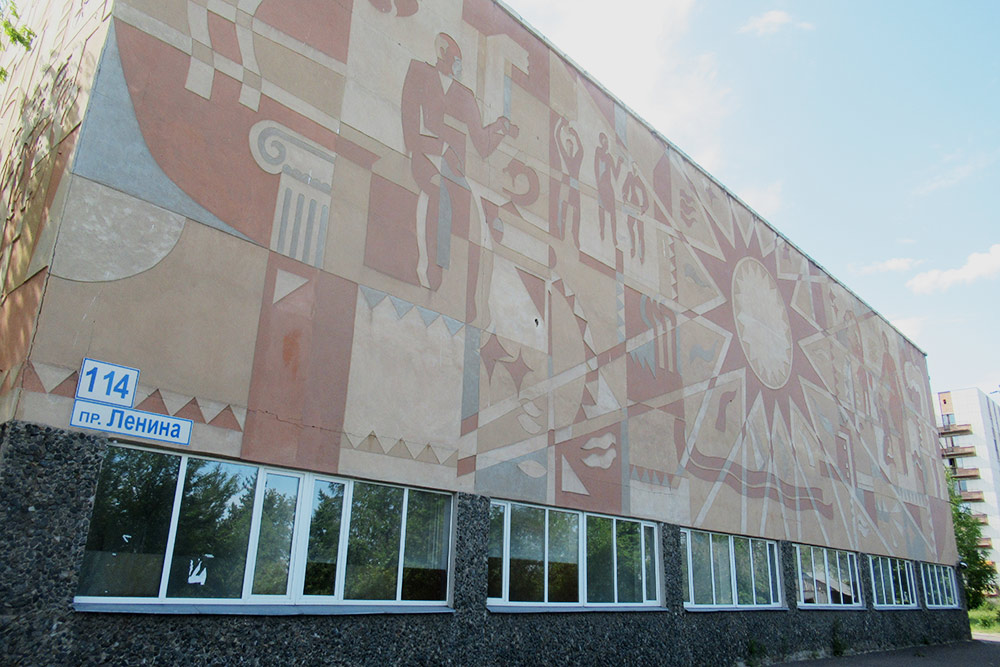 Сграффито на стенах вуза