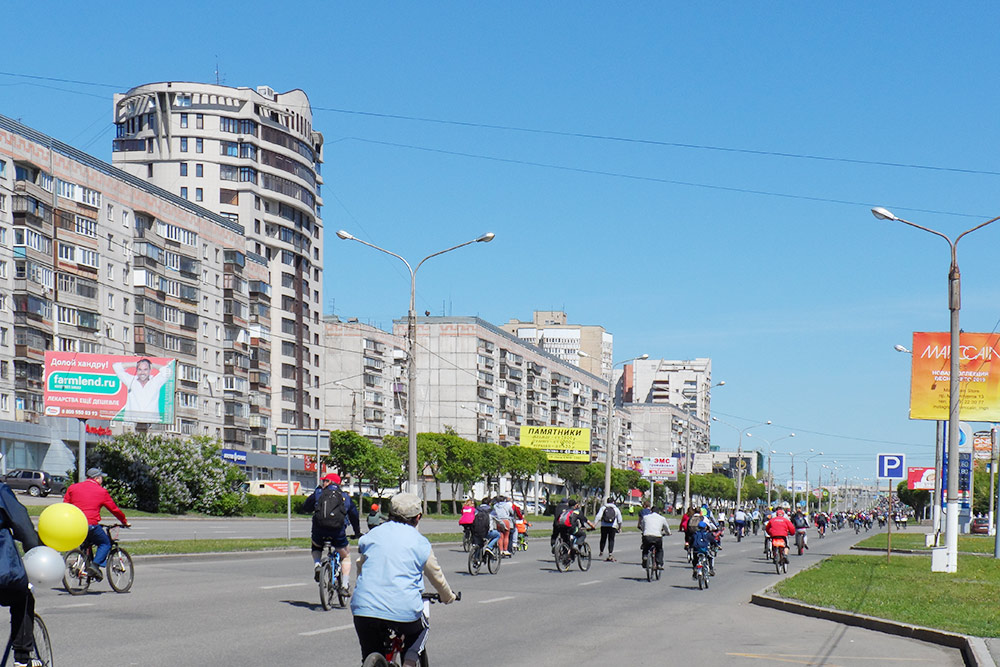 На параде велосипедисты проезжают по проспекту Ленина 3,5 километра