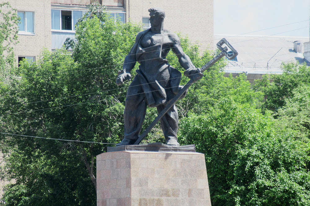 Памятник «Металлург» напротив вокзала. Другое название — «Рабочий»