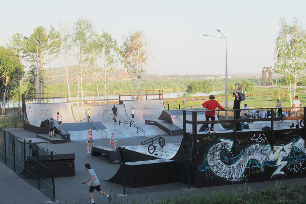 Скейт-парк в парке у Вечного огня