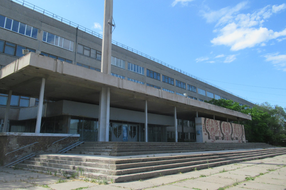 Это вход в заброшенное здание МаГУ, где я училась