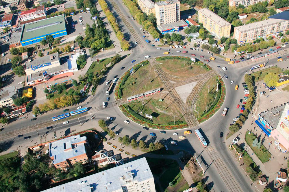 Фото кольца на перекрестке «Площадь мира» в 2010 году: на снимке видно, что вокруг растут деревья. Фото: photogoroda.com
