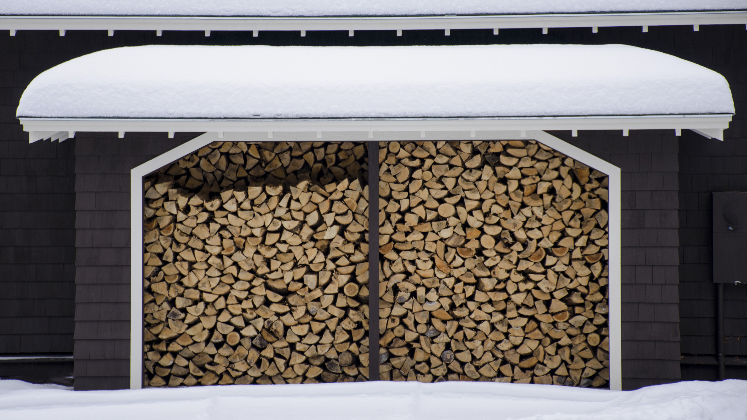 Особенности строительства беседки из дерева с барбекю: фото обзор