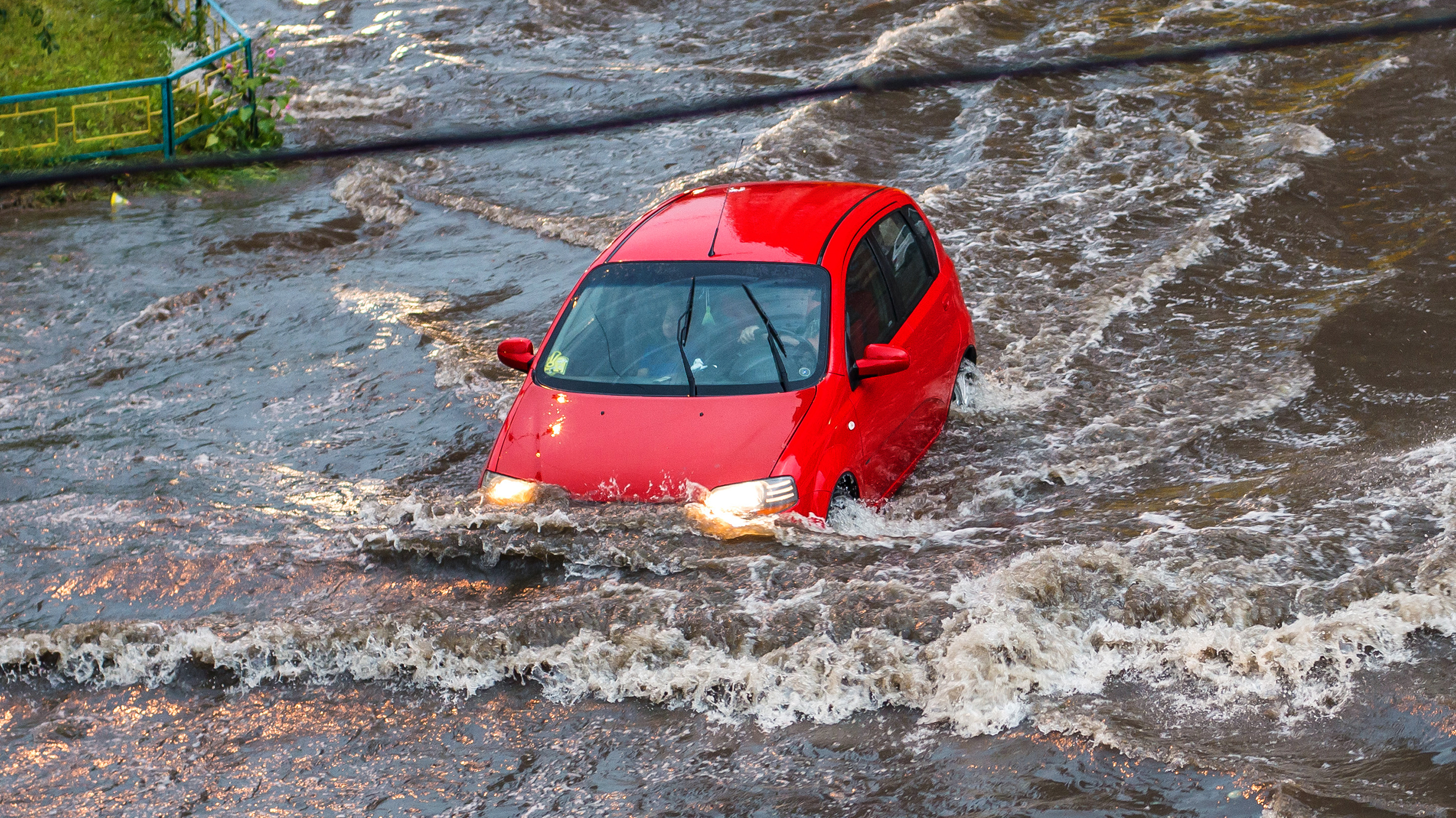 Что делать, если вашу машину залило водой – несколько практических советов как спасти её