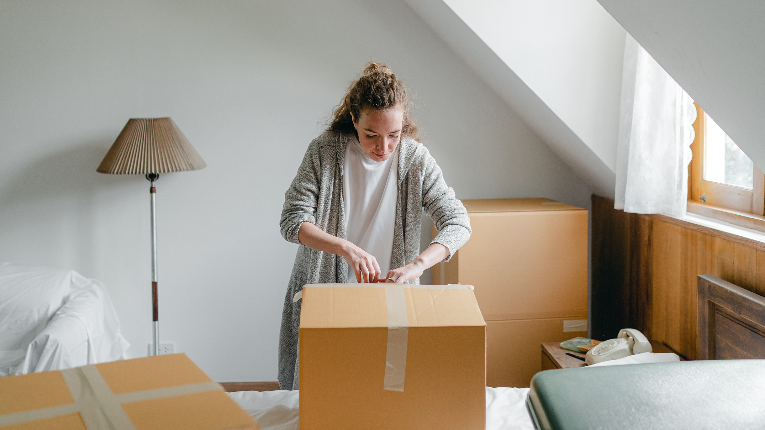 10 простых идей, как превратить обычную картонную коробку в полезную вещь для дома