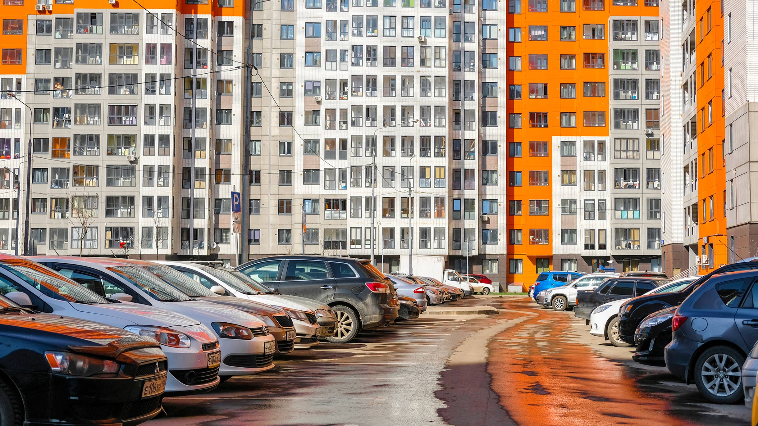 Парковка такси и коммерческого транспорта во дворе жилого дома в 2023