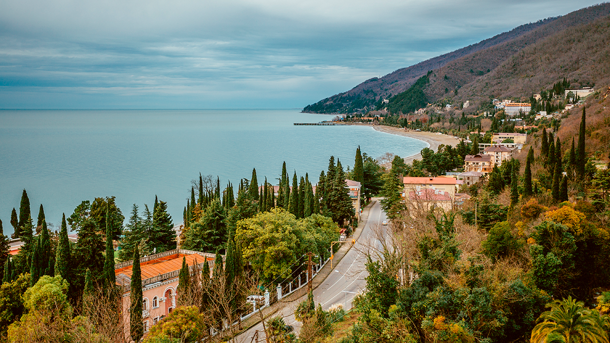 Отдых в Абхазии в 2023: что посмотреть, достопримечательности, как  добраться, цены на жилье, еду и транспорт