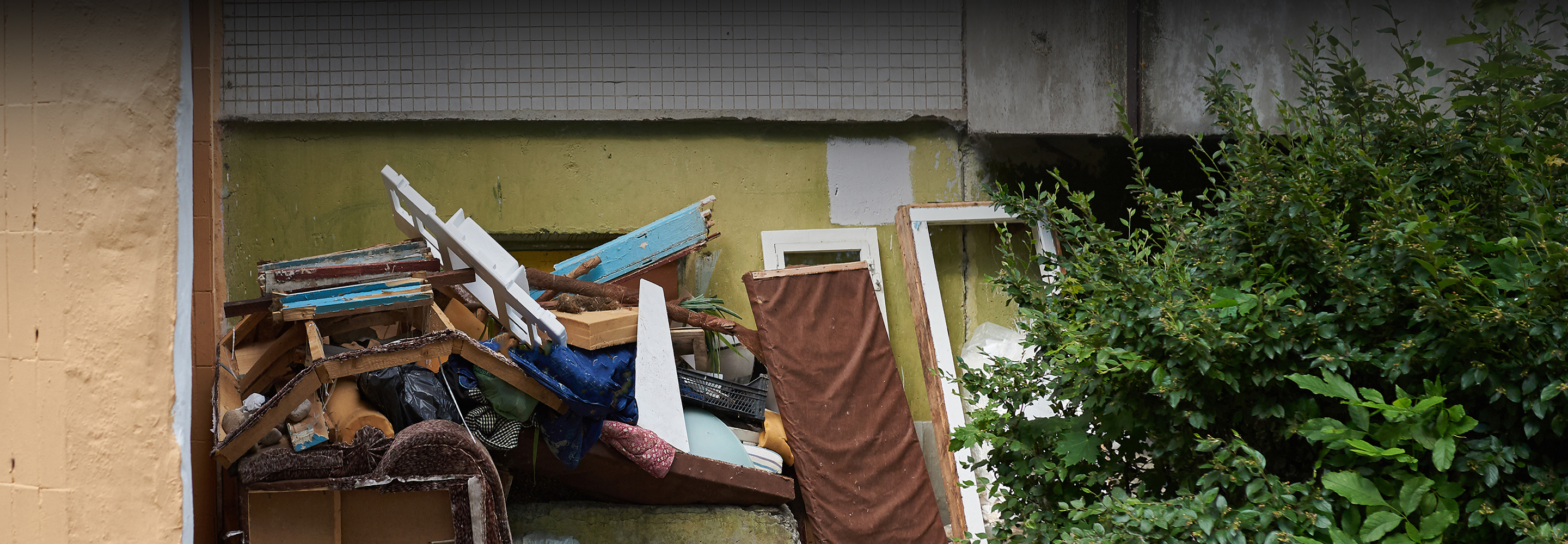 Громкий топот сверху и мусор под окнами: 6 судебных историй о соседских ссорах