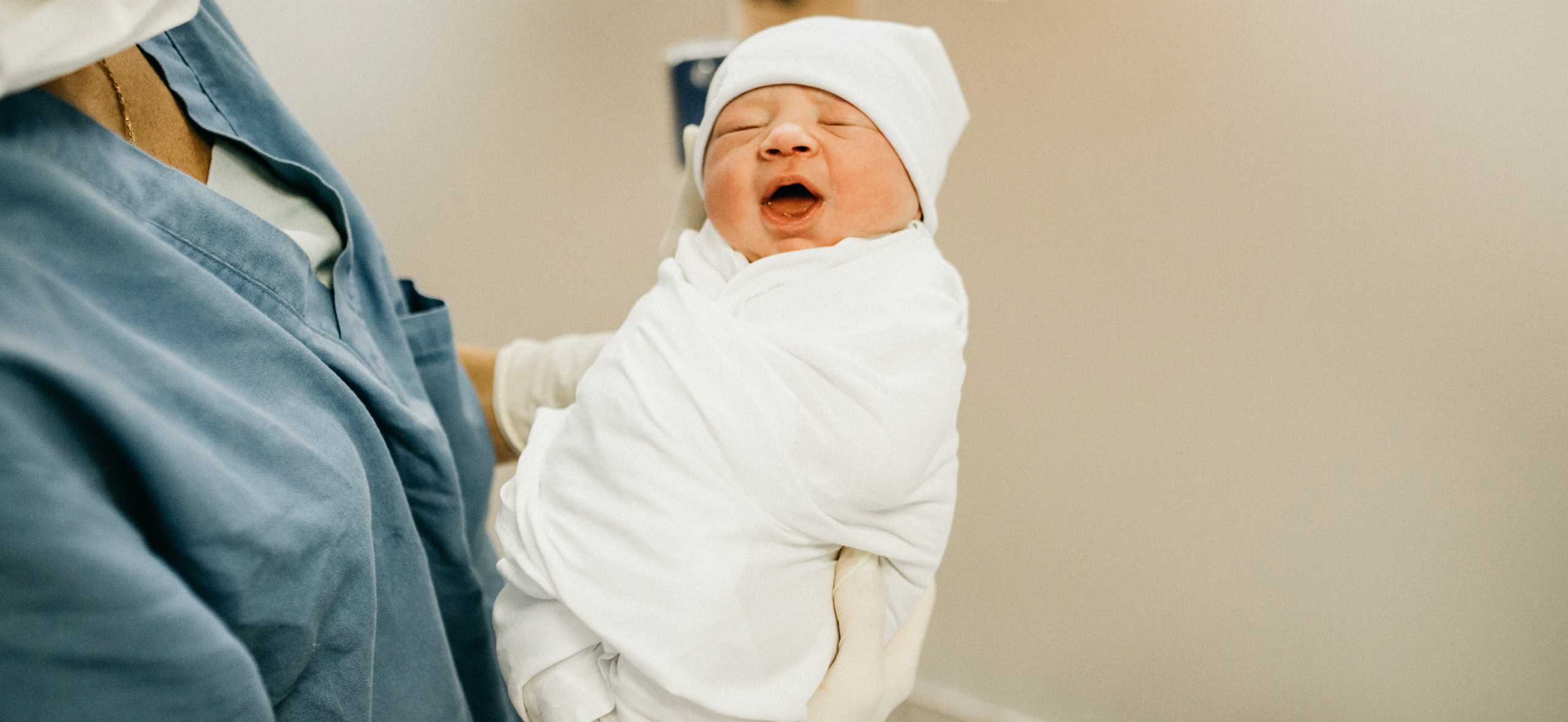 Почему трясется, икает, кряхтит и краснеет: 9 частых вопросов педиатру о новорожденных
