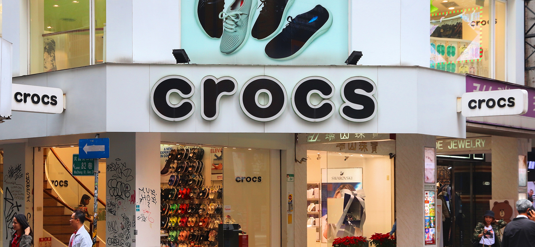 Акции Crocs упали на 12% после покупки бренда Hey Dude за 2,5 млрд долларов